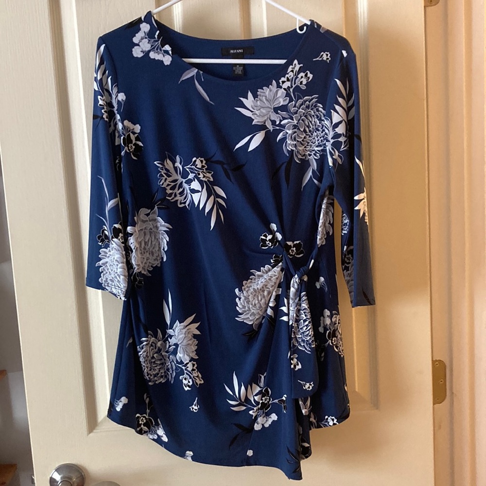 3/4 sleeve Alfani tunic with side tie. medium